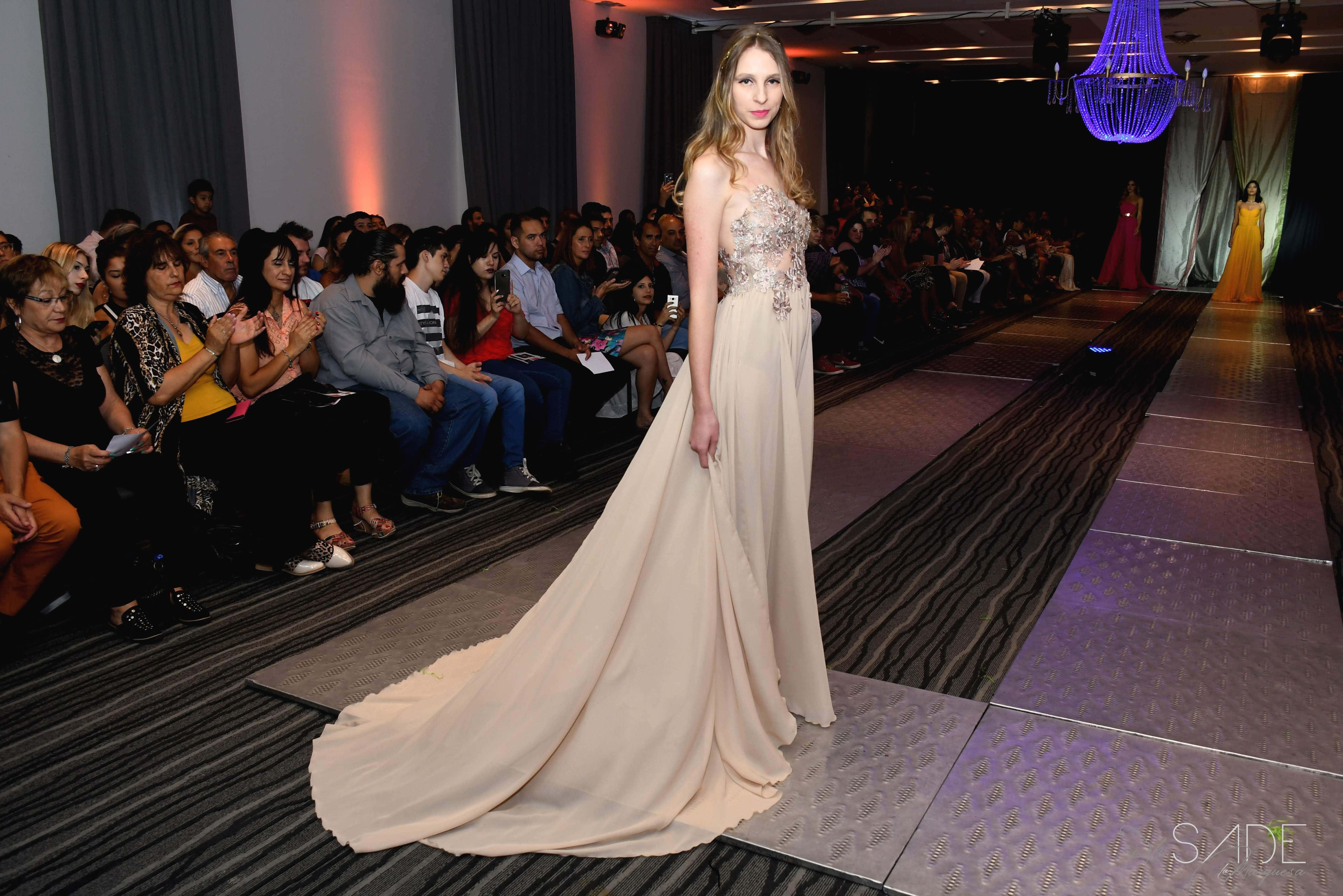 Vestido de alta costura beige