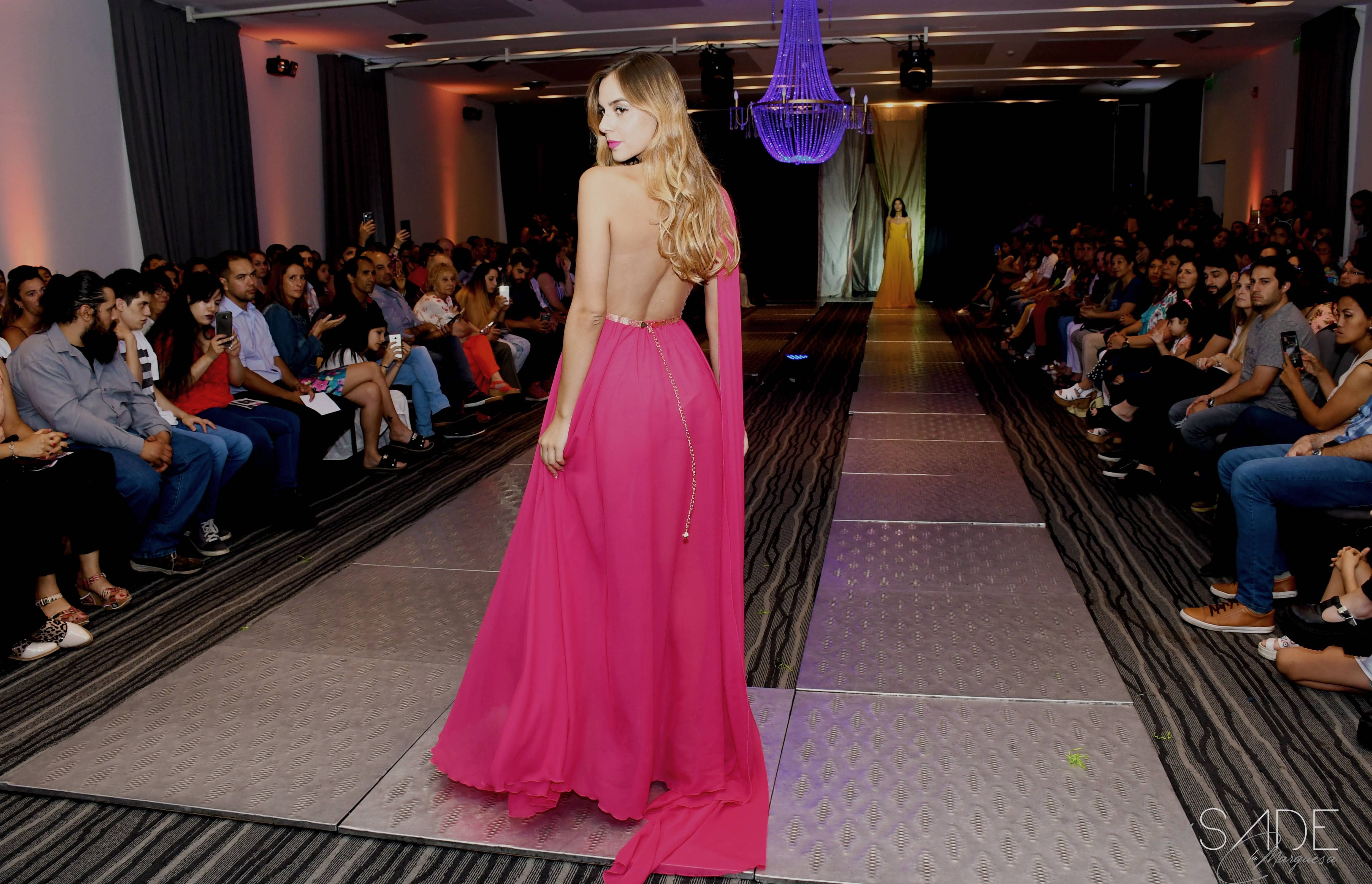 Vestido de fiesta color fucsia alta costura